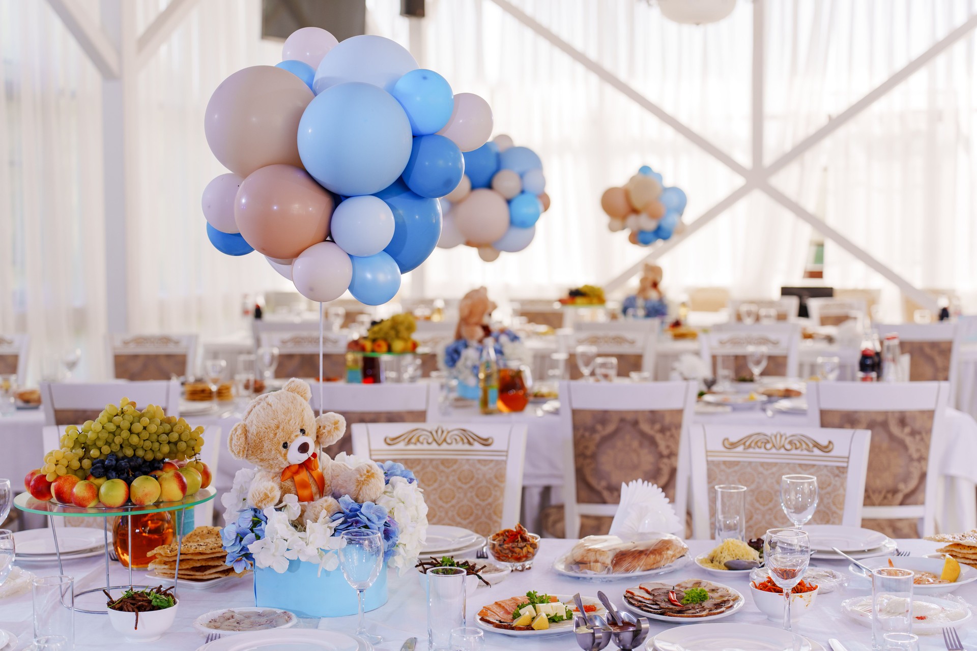 Setting and decorating tables for a children's party in the banquet hall. El paso